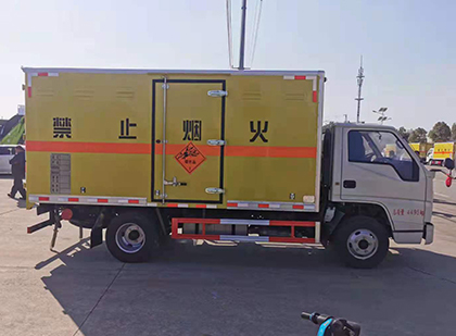 莺歌海镇爆破器材运输车